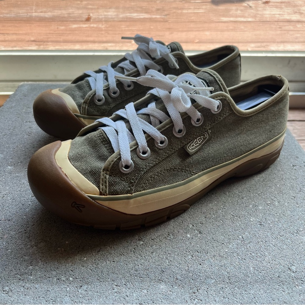 Keen Forest Canvas Sneakers with White Laces - Size 8